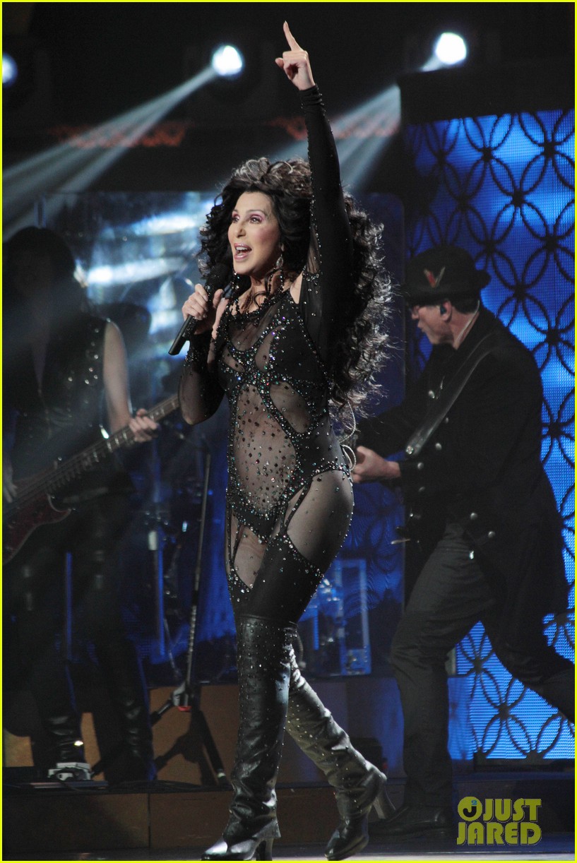 Cher siendo... ¡CHER! Cher-rocks-heart-shaped-nipple-pasties-flaunts-fabulous-body-04