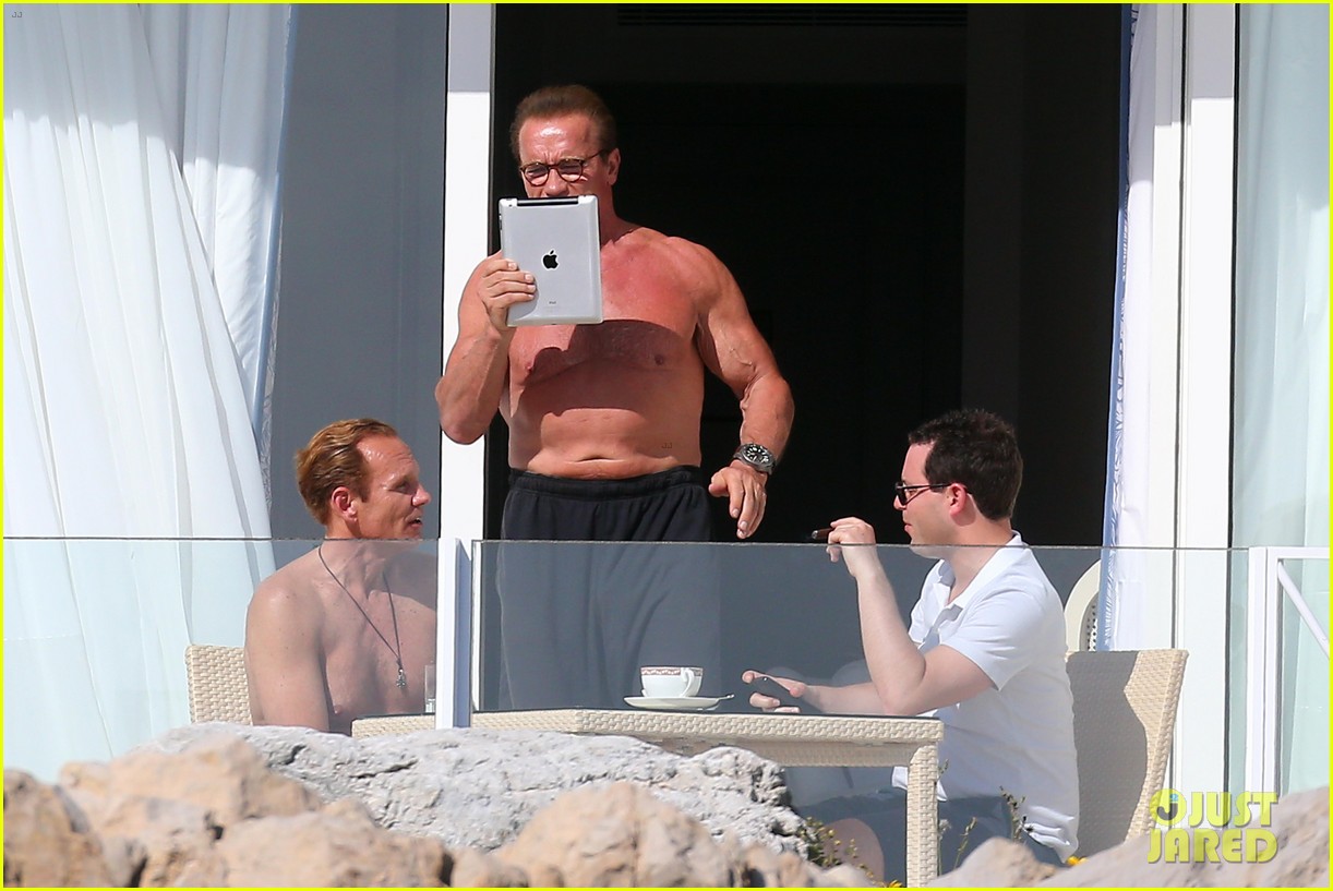 Arnold Schwarzenegger - Página 11 Arnold-schwarzenegger-shirtless-buff-cannes-08