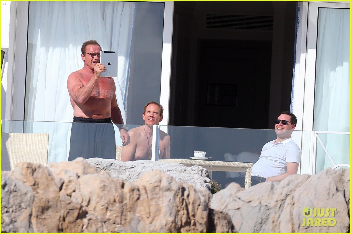 Arnold Schwarzenegger - Página 11 Arnold-schwarzenegger-shirtless-buff-cannes-09