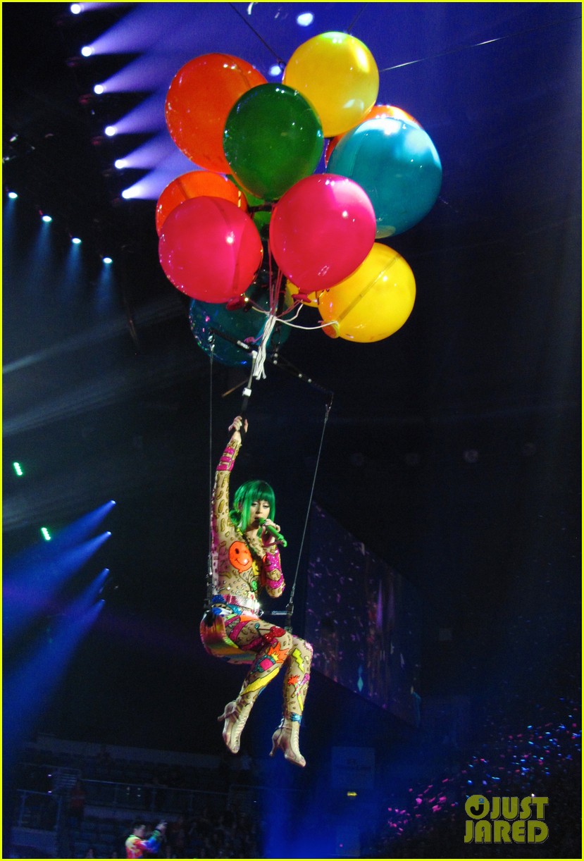 La primera noche del tour de Katy Perry See-all-of-katy-perry-crazy-prismatic-tour-costumes-here-06