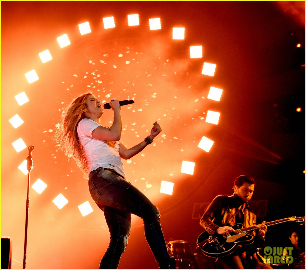 Wango Tango 2014! Shakira-perform-wange-tango-2014-03