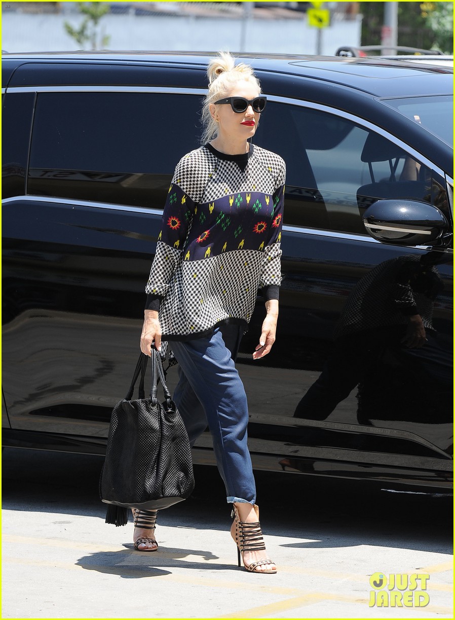 Gwen Stefani en la calle Gwen-stefani-was-a-score-for-the-voice-07