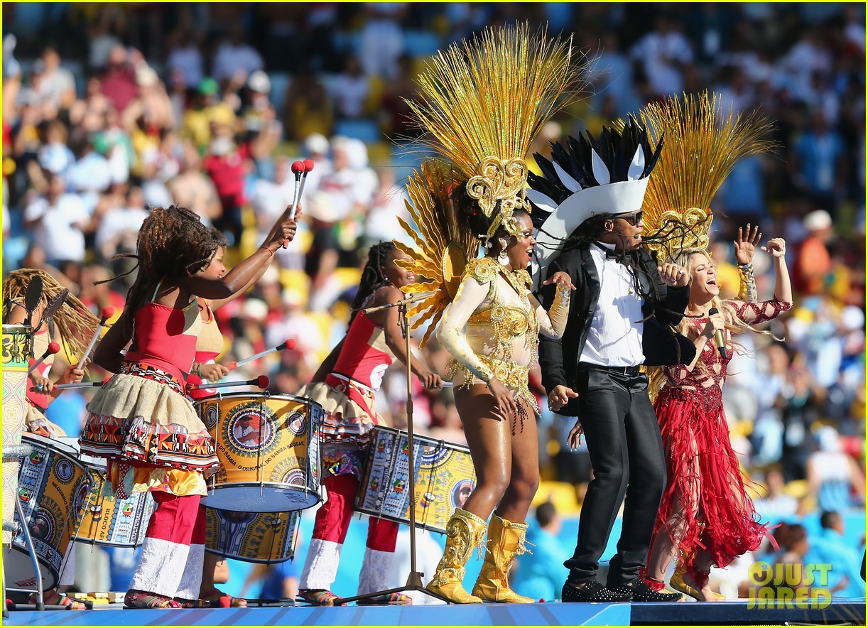 Shakira en la clausura del Mundial Shakira-brings-cutie-son-milan-on-stage-after-world-cup-closing-ceremony-performance-18