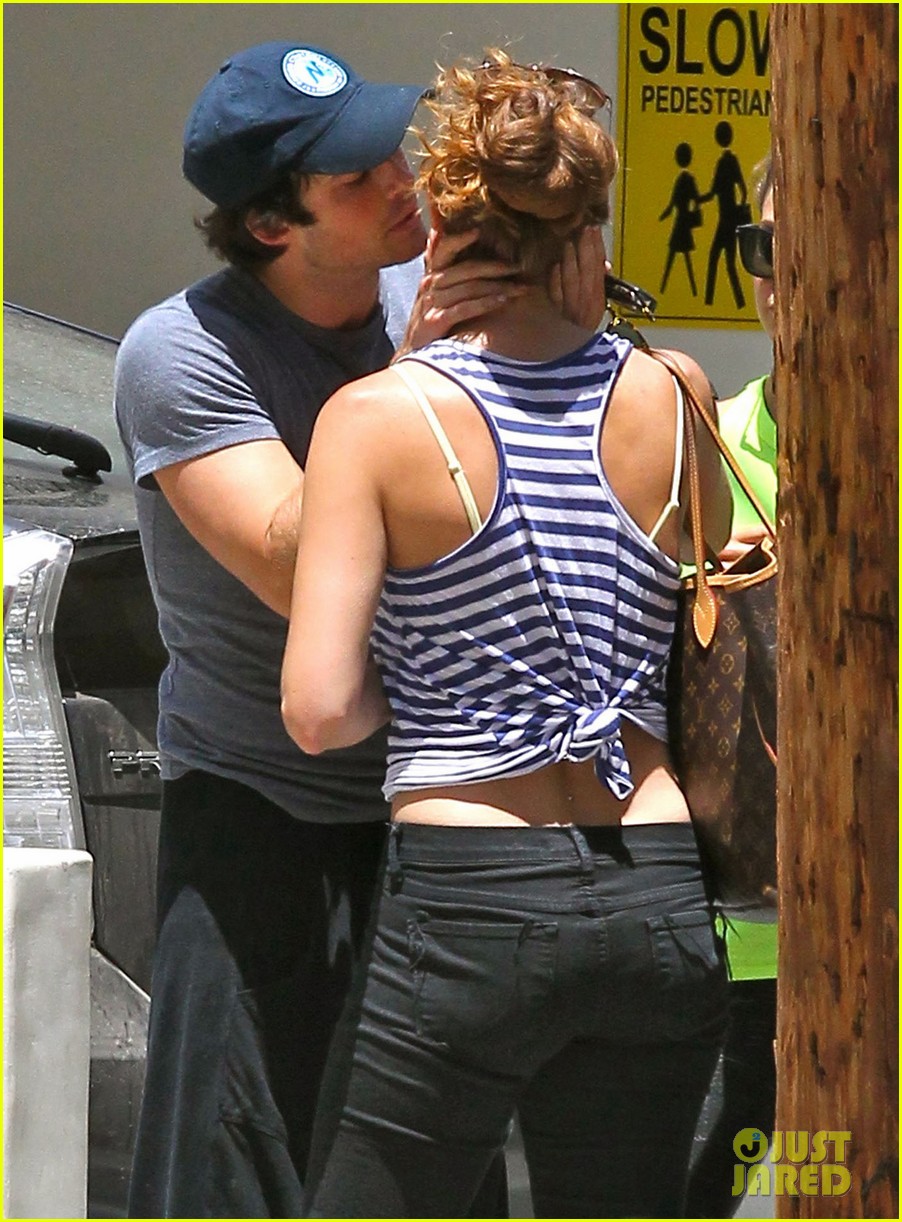 კინოსამყაროს ყველაზე ცნობილი წყვილები !!! Ian-somerhalder-kiss-mystery-girl-nikki-reed-02