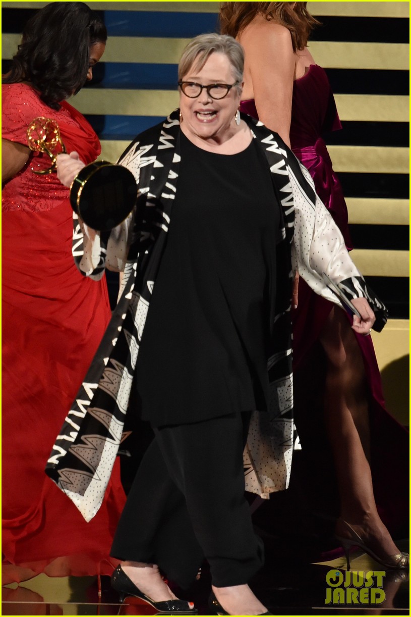 2014 Emmy Awards  Kathy-bates-was-shocked-to-win-emmy-award-05