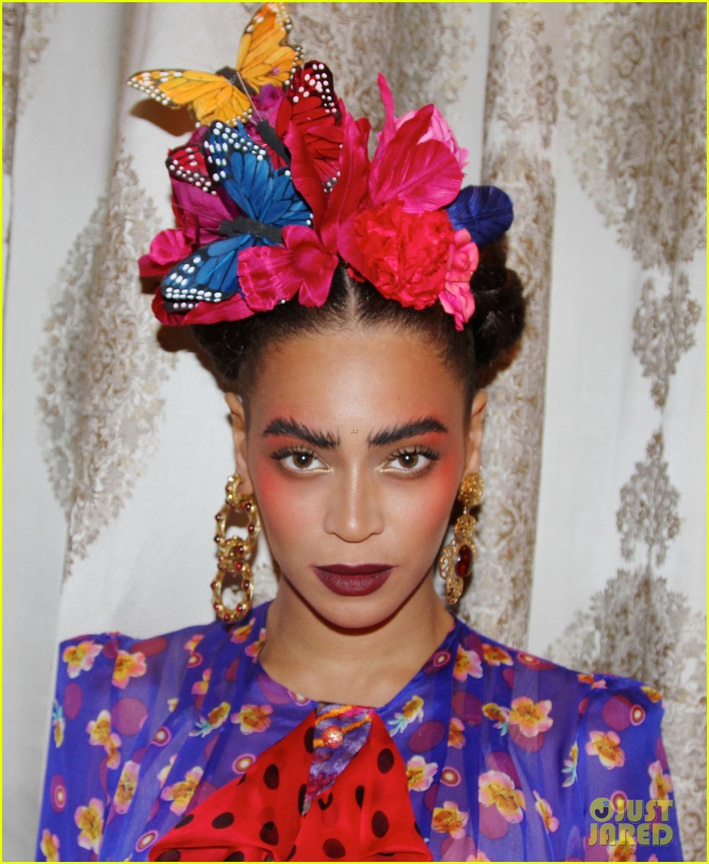 Octavo álbum >> Noticias & Rumores [5] - Página 35 Beyonce-stuns-as-frida-kahlo-for-second-halloween-costume-04