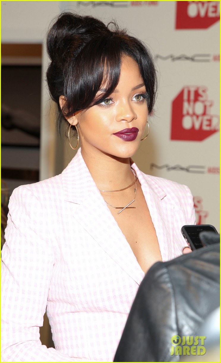 Rihanna se vistió de mujer decente. Rihanna-goes-business-chic-for-mac-cosmetics-gala-04