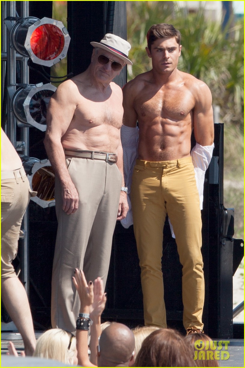 ¿Cuánto mide Robert de Niro? - Altura - Real height Zac-efron-robert-de-niro-have-shirtless-contest-on-set-06