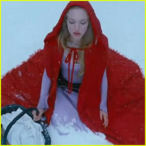 Charlotte Bates Ruhái Amanda-seyfried-red-riding-hood-trailer-released