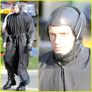 Les photos dossiers de nos gros moches Joel-kinnaman-as-robocop-first-look