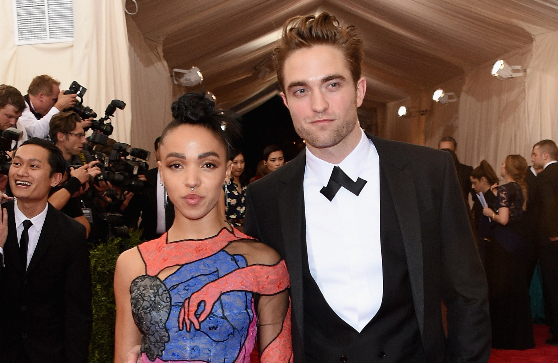 Robert Pattinson (Edward Cullen) - Σελίδα 8 Robert-pattinson-fka-twigs-met-gala-2015-social