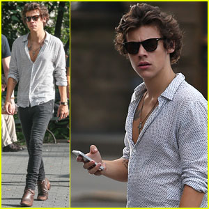 Kelly Sweet 17(massiteema) - Page 5 Harry-styles-checks-his-phone-in-nyc