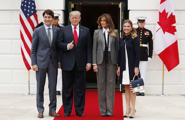 ¿Cuánto mide Justin Trudeau? - Altura - Real height Melania-Trump-in-grey-pants-suit-