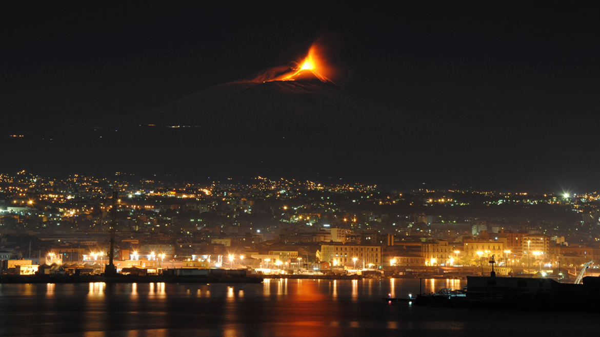 El volcán Etna ruge y vierte lava por la pared occidental 0010551443