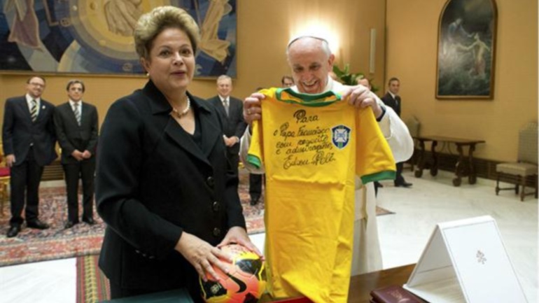 El Papa Francisco a Dilma Rousseff: "Voy a tener que rezar para que Brasil gane el Mundial" 0010714439