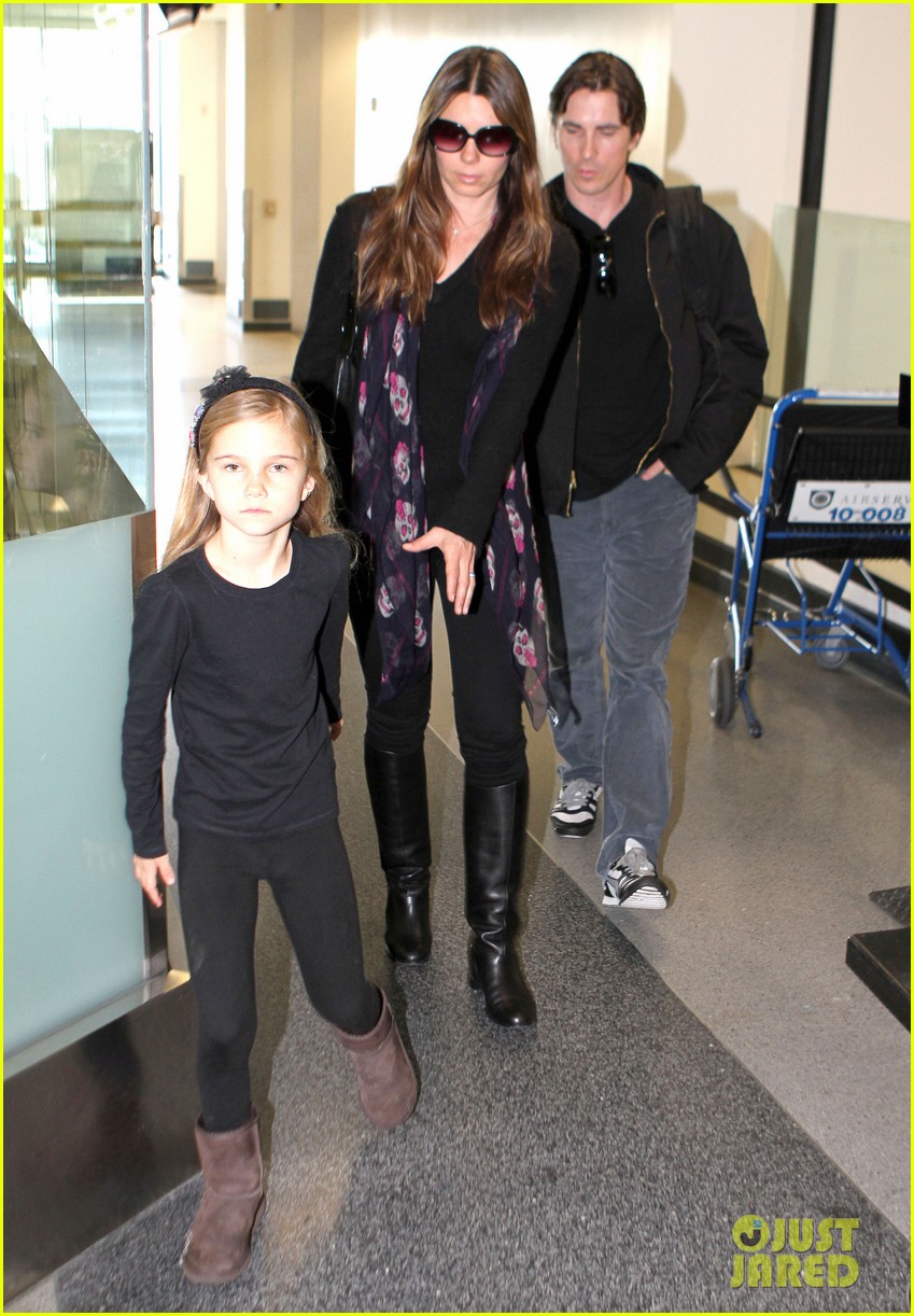 Chicas que nos ponen - Página 23 Christian-bale-sibi-new-york-airport-03