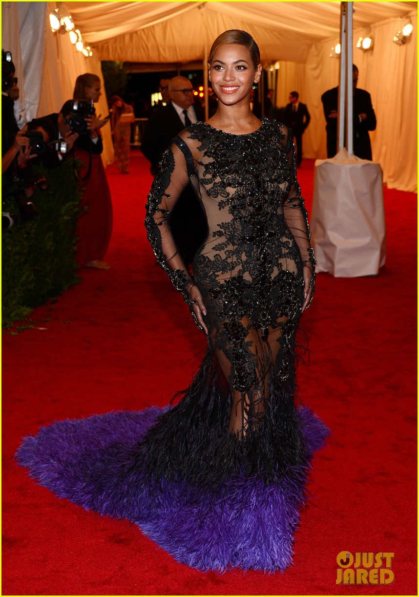 Beyonc au MET Gala, NYC (08/05) Beyonce-met-ball-2012-09