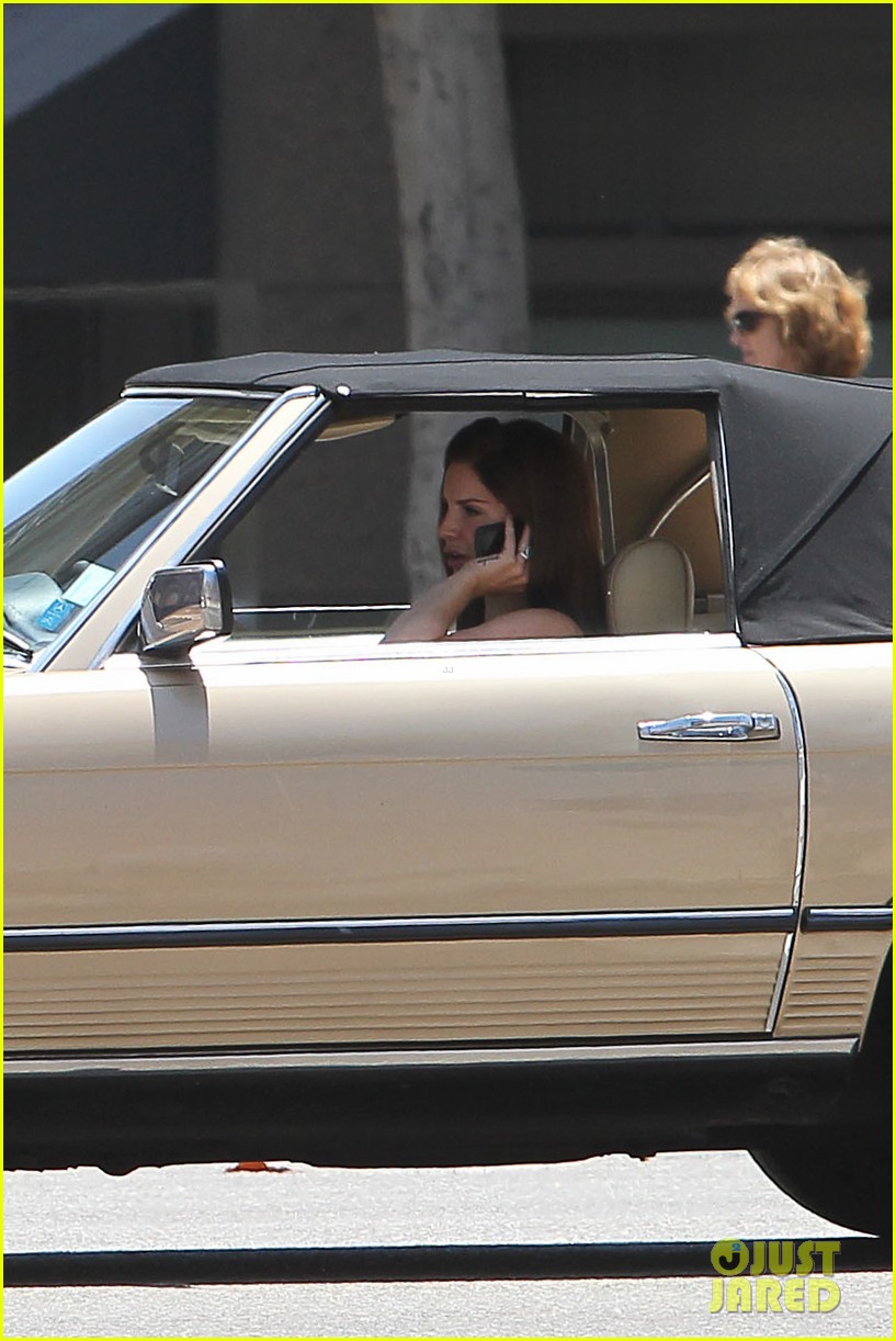 Lana del Rey en la calle con su Mercedes del 1981 Lana-del-rey-mercedes-convertible-car-01