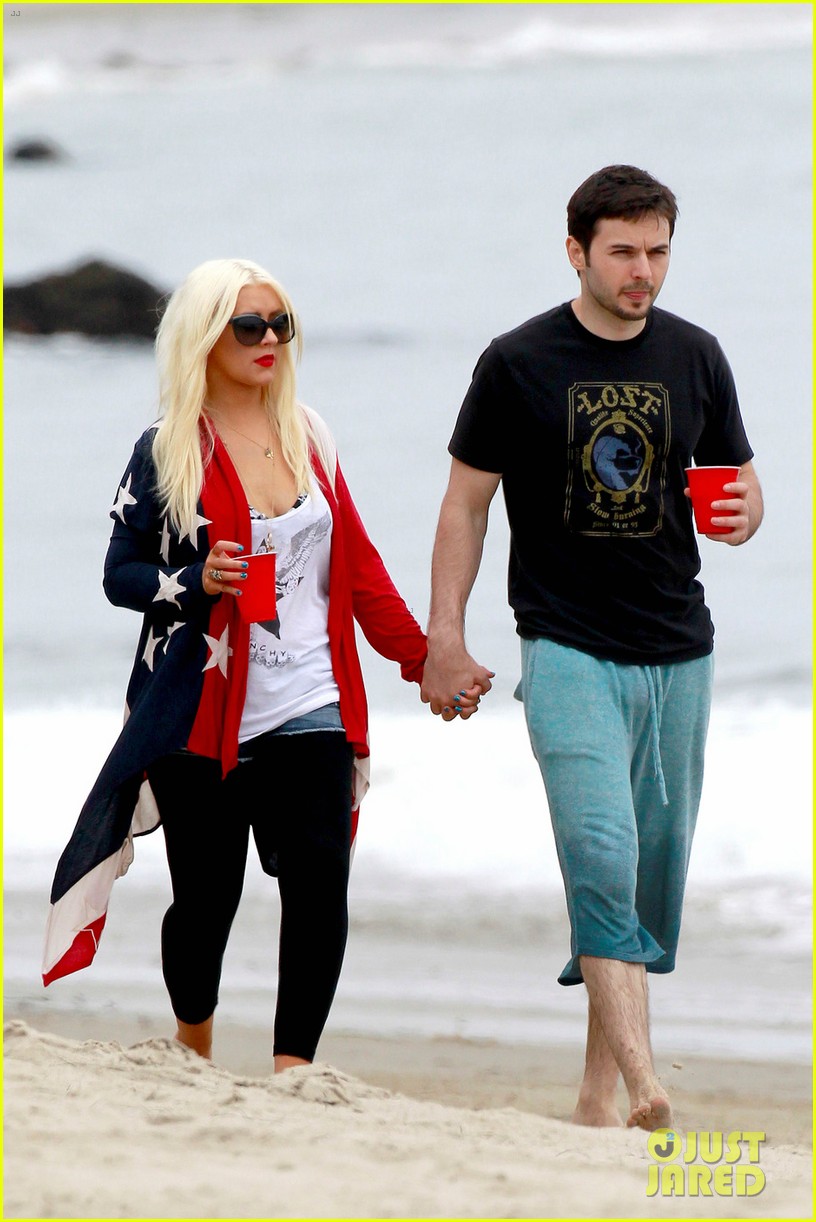 <<Off Topic>> [21] - Página 47 Christina-aguilera-matthew-rutler-4th-of-july-with-max-01