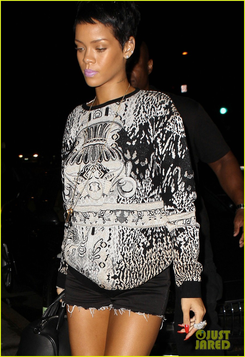 Rihanna llegando a Giorgio Baldi Rihanna-santa-monica-night-04