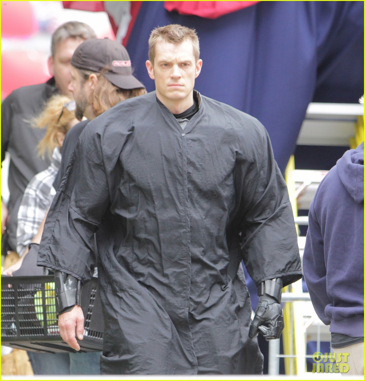 Les photos dossiers de nos gros moches Joel-kinnaman-robocop-introduction-scene-24