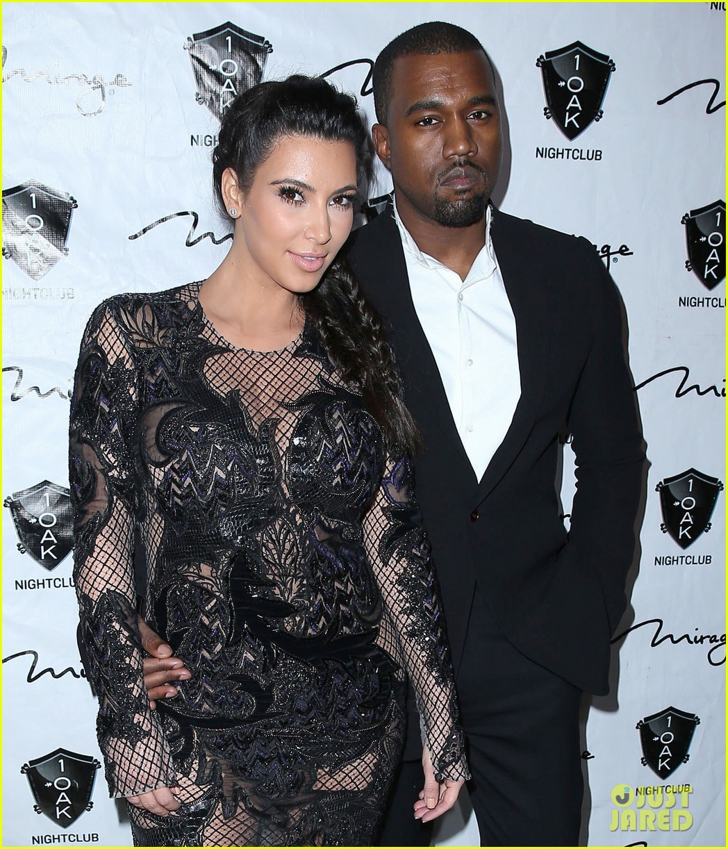 Kim Kardashian en su primera evento embarazada Pregnant-kim-kardashian-kanye-west-new-years-eve-red-carpet-06