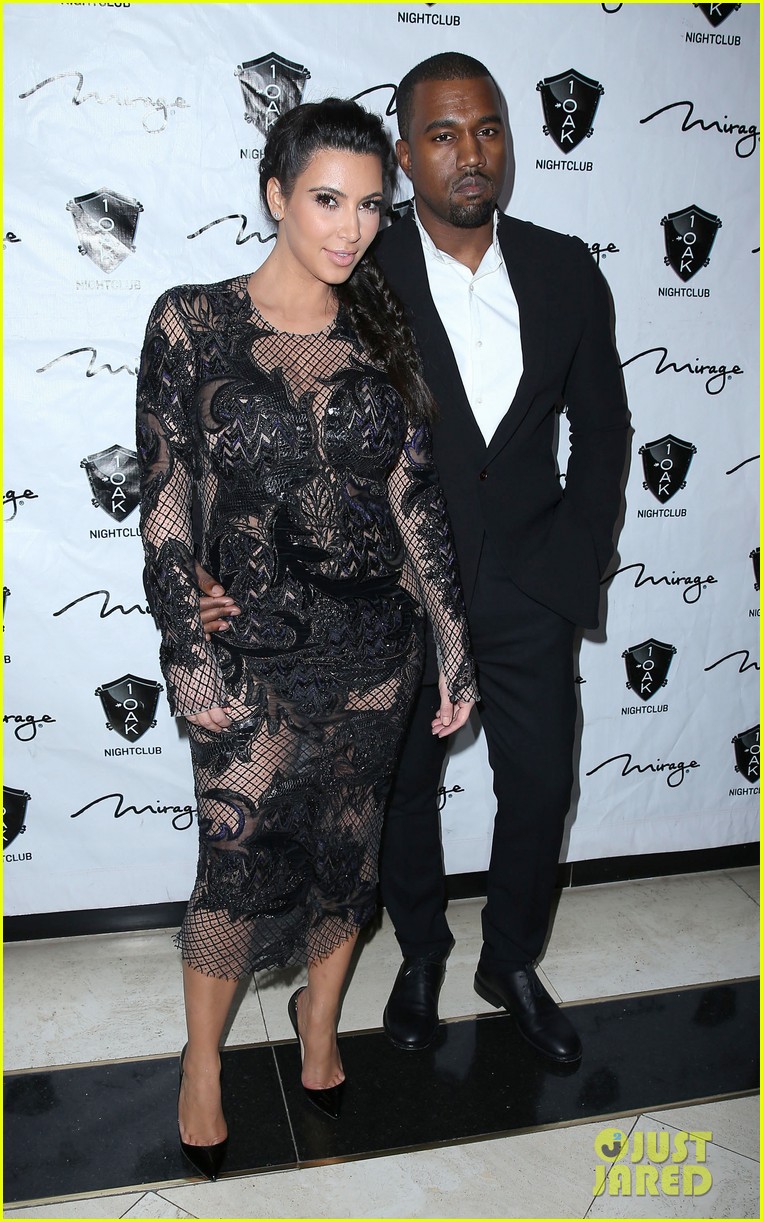 Kim Kardashian en su primera evento embarazada Pregnant-kim-kardashian-kanye-west-new-years-eve-red-carpet-07