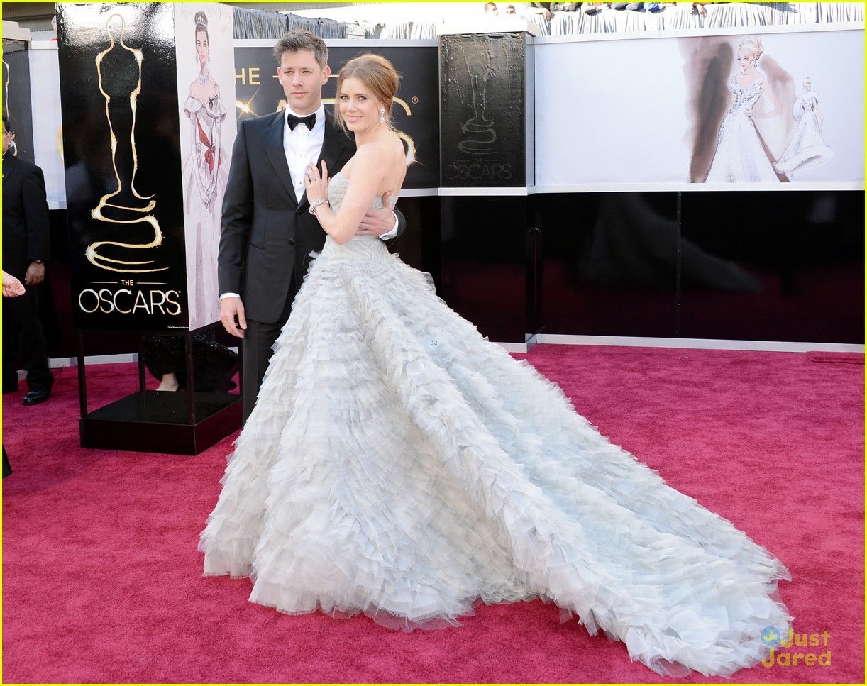 Academy Awards 2013  Amy-adams-darren-le-gallo-oscars-2013-red-carpet-05