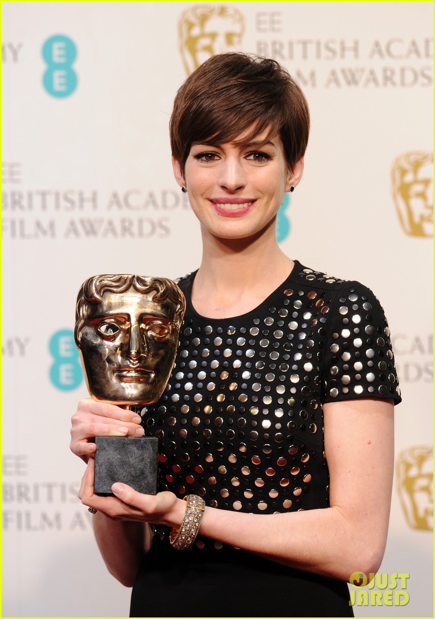 British Academy Film Awards 2013 Anne-hathaway-wins-best-supporting-actress-baftas-2013-02
