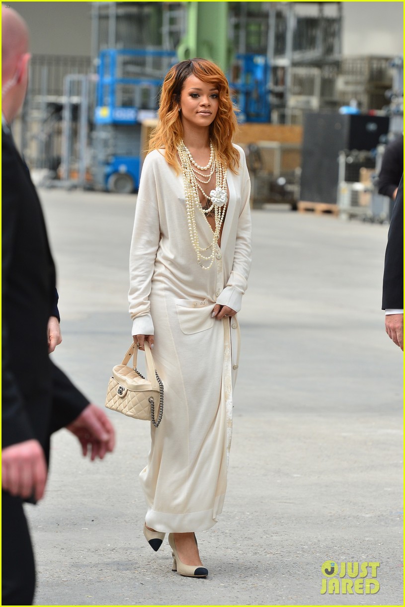 Rihanna at the Chanel Haute-Couture Fashion Show. Rihanna-chanel-haute-couture-fashion-show-02