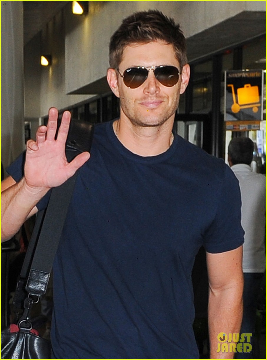 Jensen Ackles (Dean Winchester)  - Σελίδα 3 Jensen-ackles-touches-down-at-lax-with-danneel-justice-04