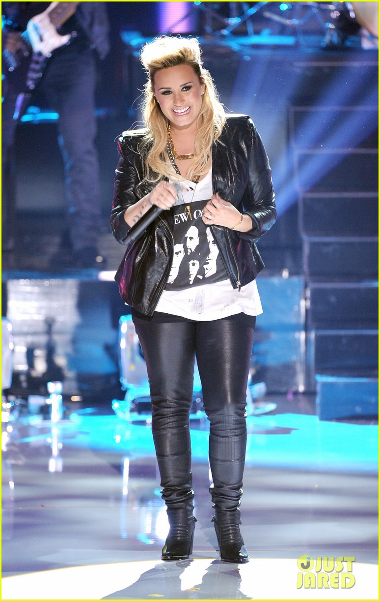 Teen Choice Awards 2013 Demi-lovato-nick-jonas-perform-at-teen-choice-awards-2013-05