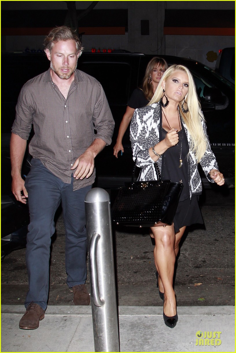 Luego de dos meses de parir, Jessica Simpson está buena de nuevo Jessica-simpson-eric-johnson-birthday-weekend-01