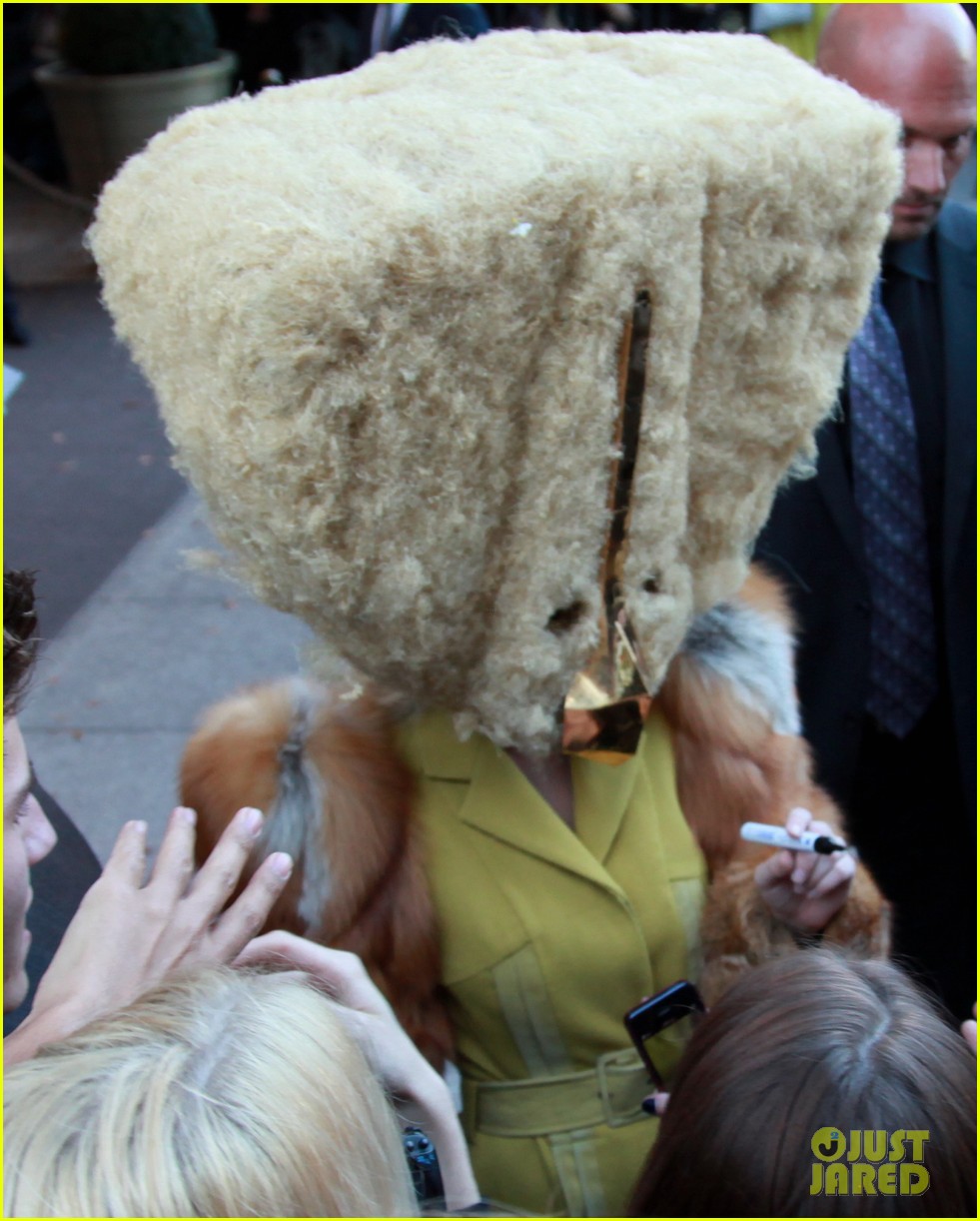 "ARTPOP" Party. Lady-gaga-wears-furry-headpeice-for-artpop-promo-04