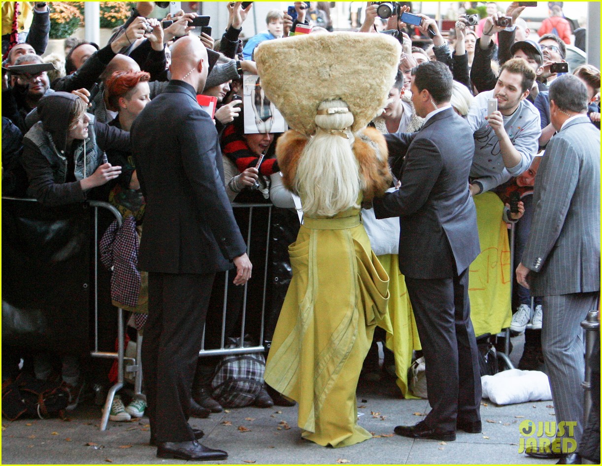 "ARTPOP" Party. Lady-gaga-wears-furry-headpeice-for-artpop-promo-05