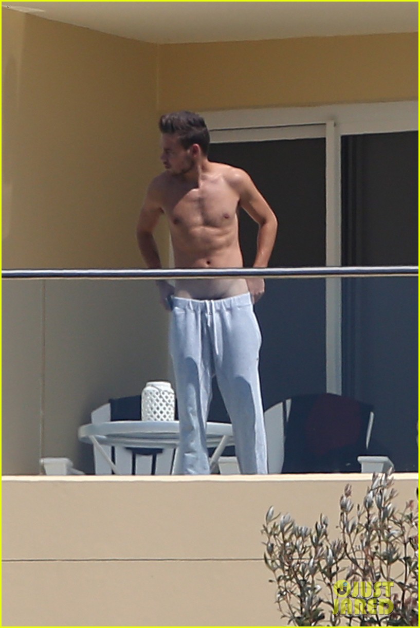 Directioner » Liam Payne - Página 19 Liam-payne-wears-underwear-super-low-on-hotel-balcony-01