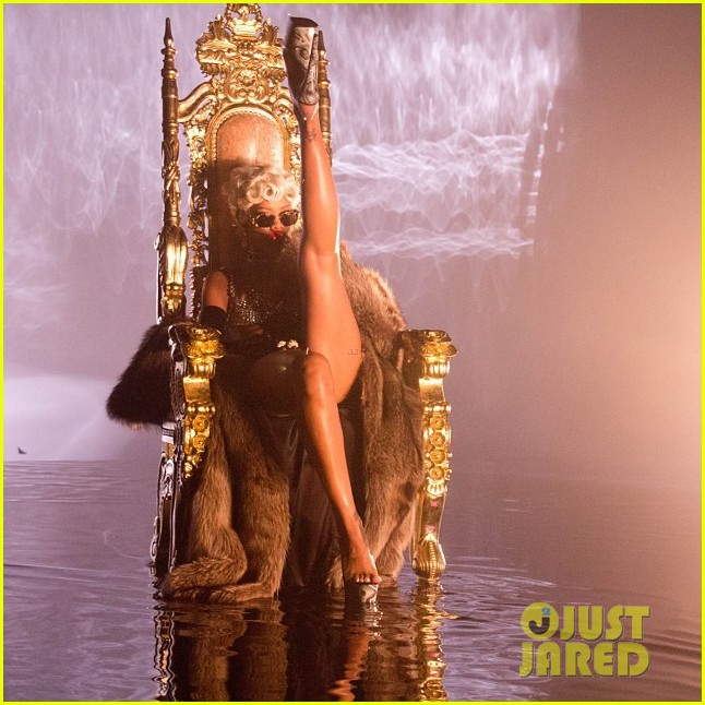 [BEHIND THE SCENES]: "Pour It Up" + Rihanna. Rihanna-more-pour-it-up-behind-the-scenes-video-01