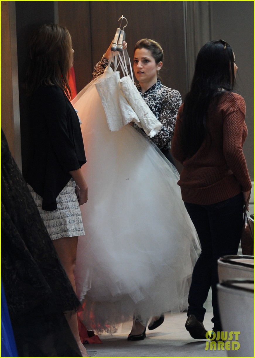 (Imagenes) Naya & Kevin buscando vestido de novia Naya-rivera-goes-wedding-dress-shopping-with-kevin-mchale-14