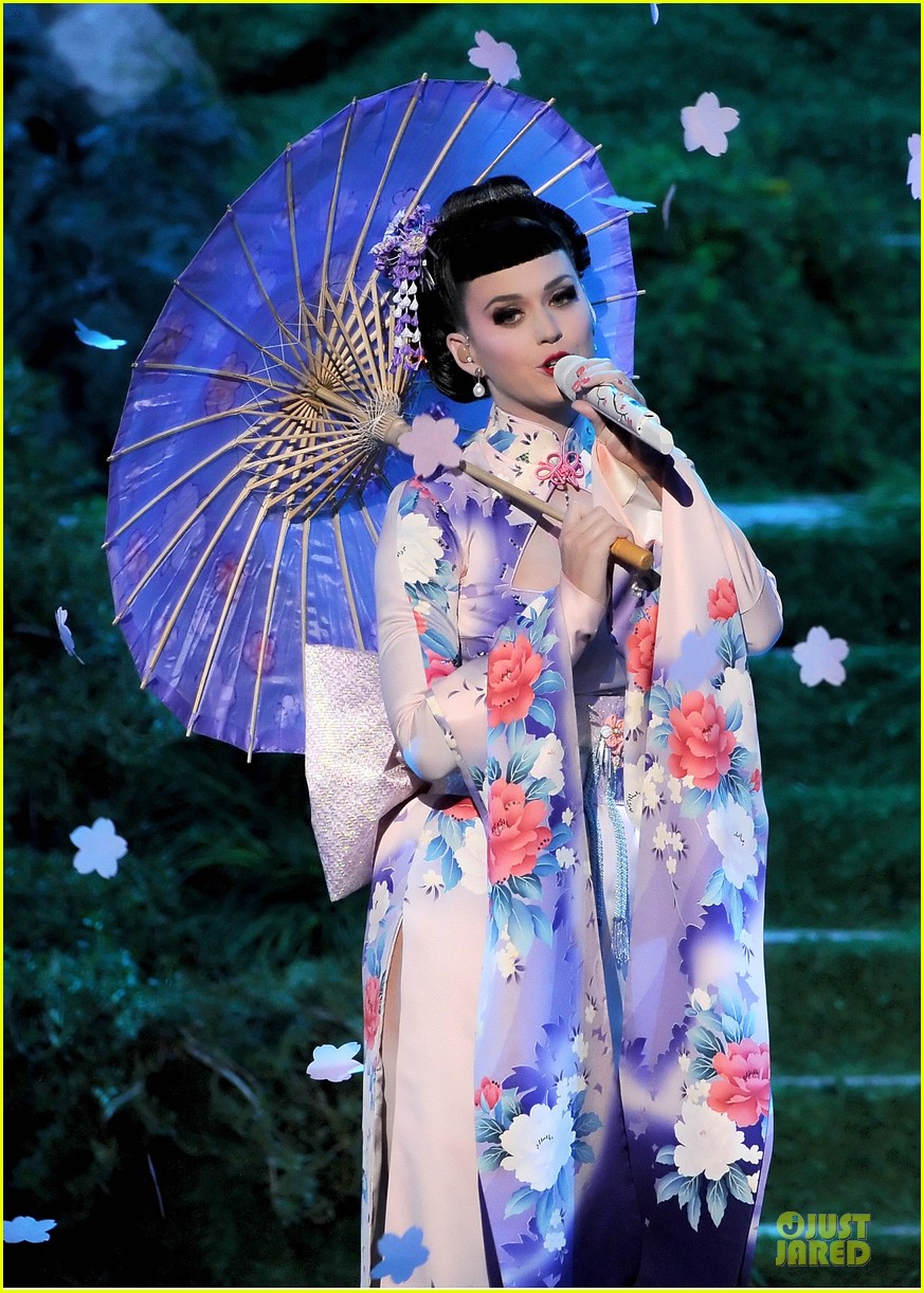 Famosos en los american music awards Katy-perry-unconditionally-performance-at-amas-2013-video-02