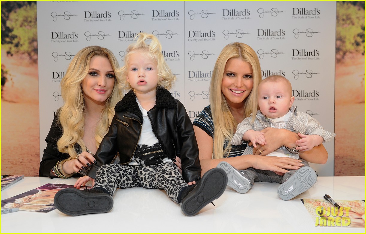 Jessica y Ashlee Simpson en evento de la JSCollection Jessica-ashlee-simpson-jessica-simpson-collection-event-with-the-family-09