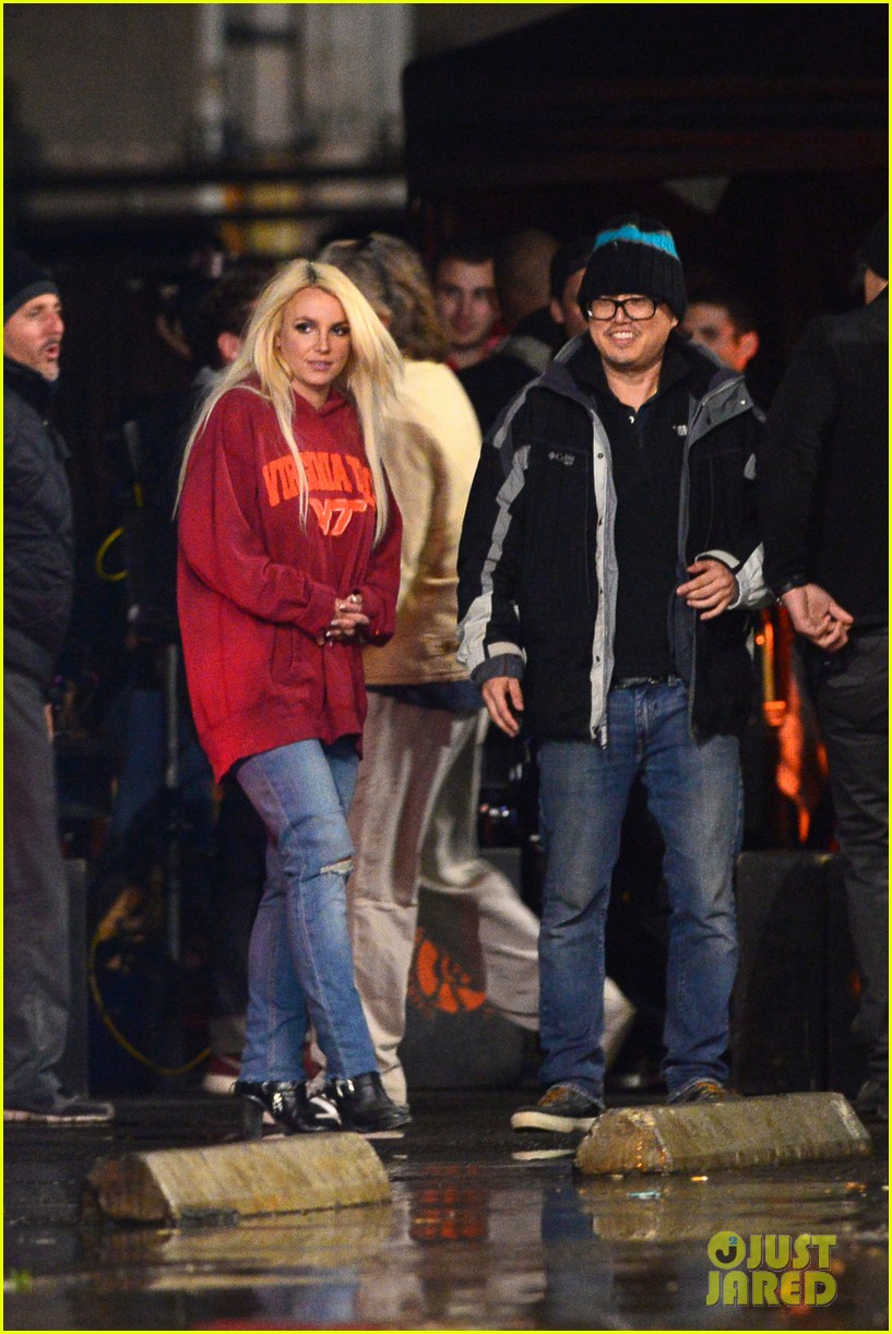 Britney Spears filmando su nuevo video "Perfume" Britney-spears-wears-virginia-tech-sweatshirt-shoots-fun-for-music-video-02