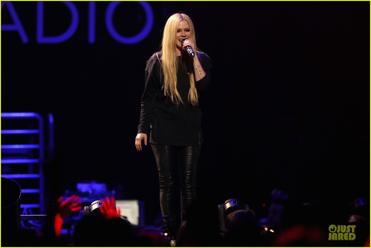 Jingle Ball 2013  Avril-lavigne-q102-jingle-ball-2013-performer-22