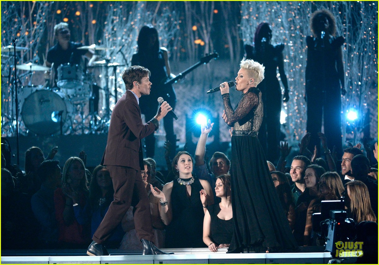 2014 Grammy Awards Pink-nate-ruess-performs-give-me-a-reason-at-grammys-2014-video-05