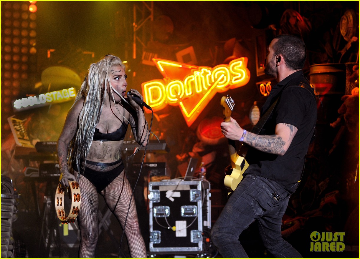 Lady Gaga en concierto para SXSW. Lady-gaga-gets-puked-on-at-sxsw-concert-08