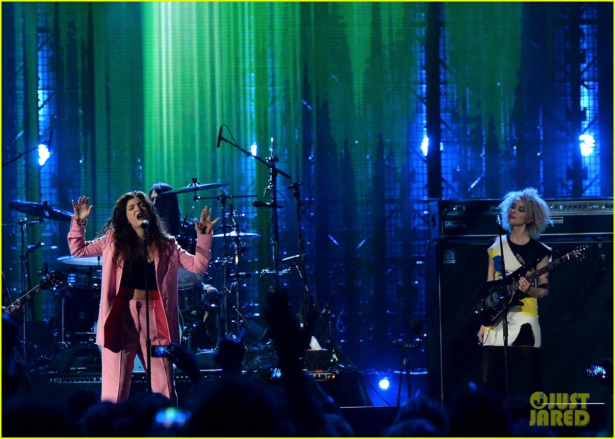 Lorde canta junto a miembros de Nirvana en el Rock & Roll Hall of Fame Induction Ceremony. Lorde-nirvana-rock-roll-hall-of-fame-04