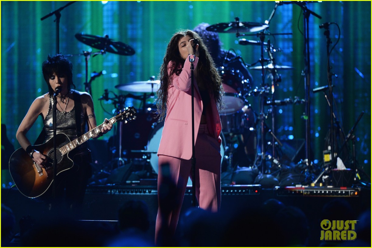 Lorde canta junto a miembros de Nirvana en el Rock & Roll Hall of Fame Induction Ceremony. Lorde-nirvana-rock-roll-hall-of-fame-07