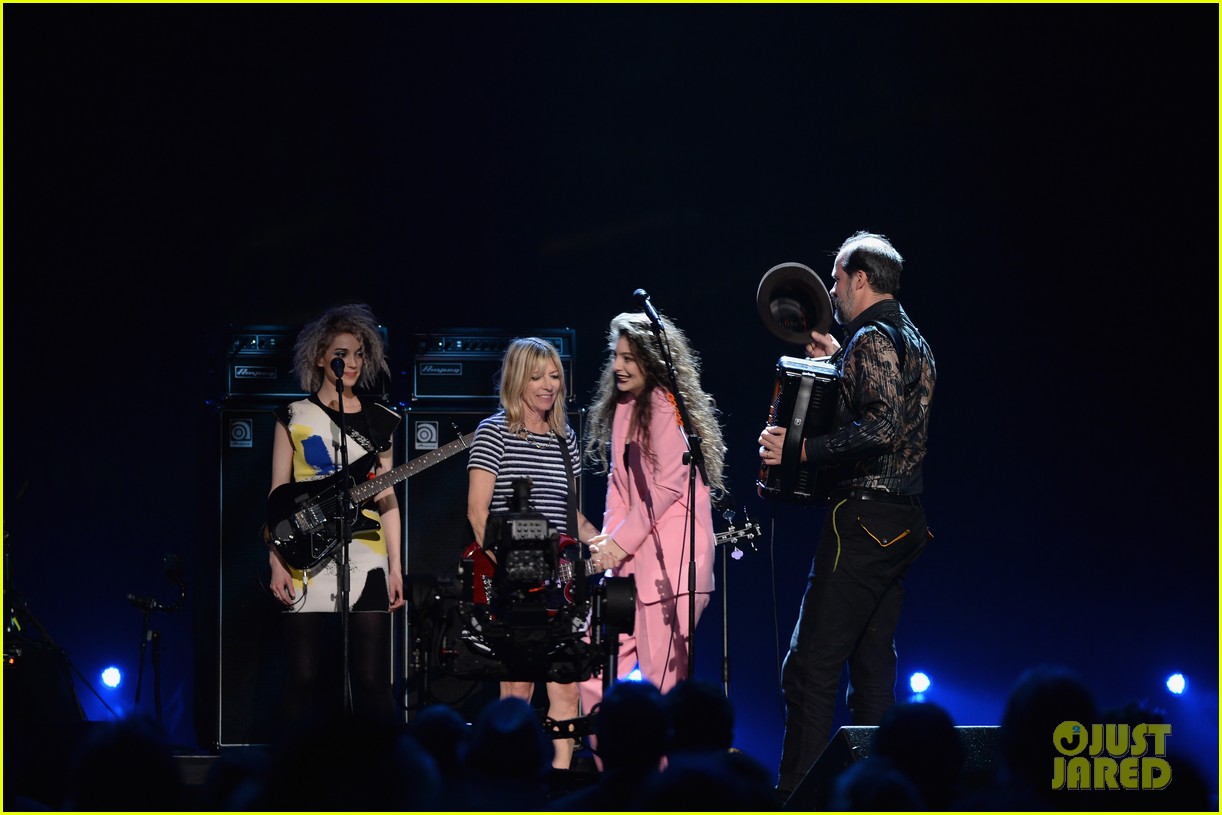 Lorde canta junto a miembros de Nirvana en el Rock & Roll Hall of Fame Induction Ceremony. Lorde-nirvana-rock-roll-hall-of-fame-10