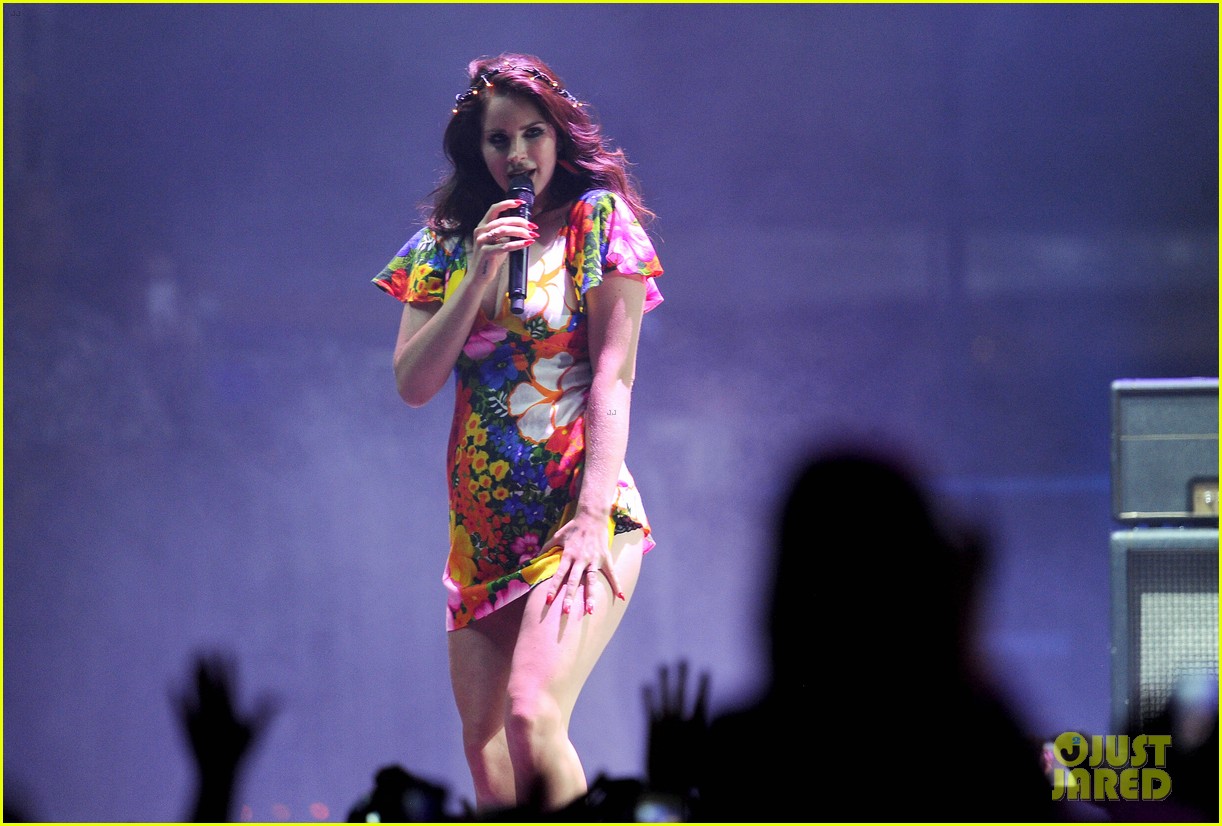 Lana Del Rey subió al escenario del COACHELLA MUSIC FESTIVAL. Lana-del-rey-lets-loose-during-second-coachella-02