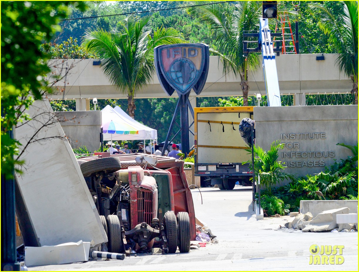 [CINEMA] Captain America: Civil War - Bastidores! - Página 15 Anthony-mackies-buff-biceps-take-over-captain-america-set-03