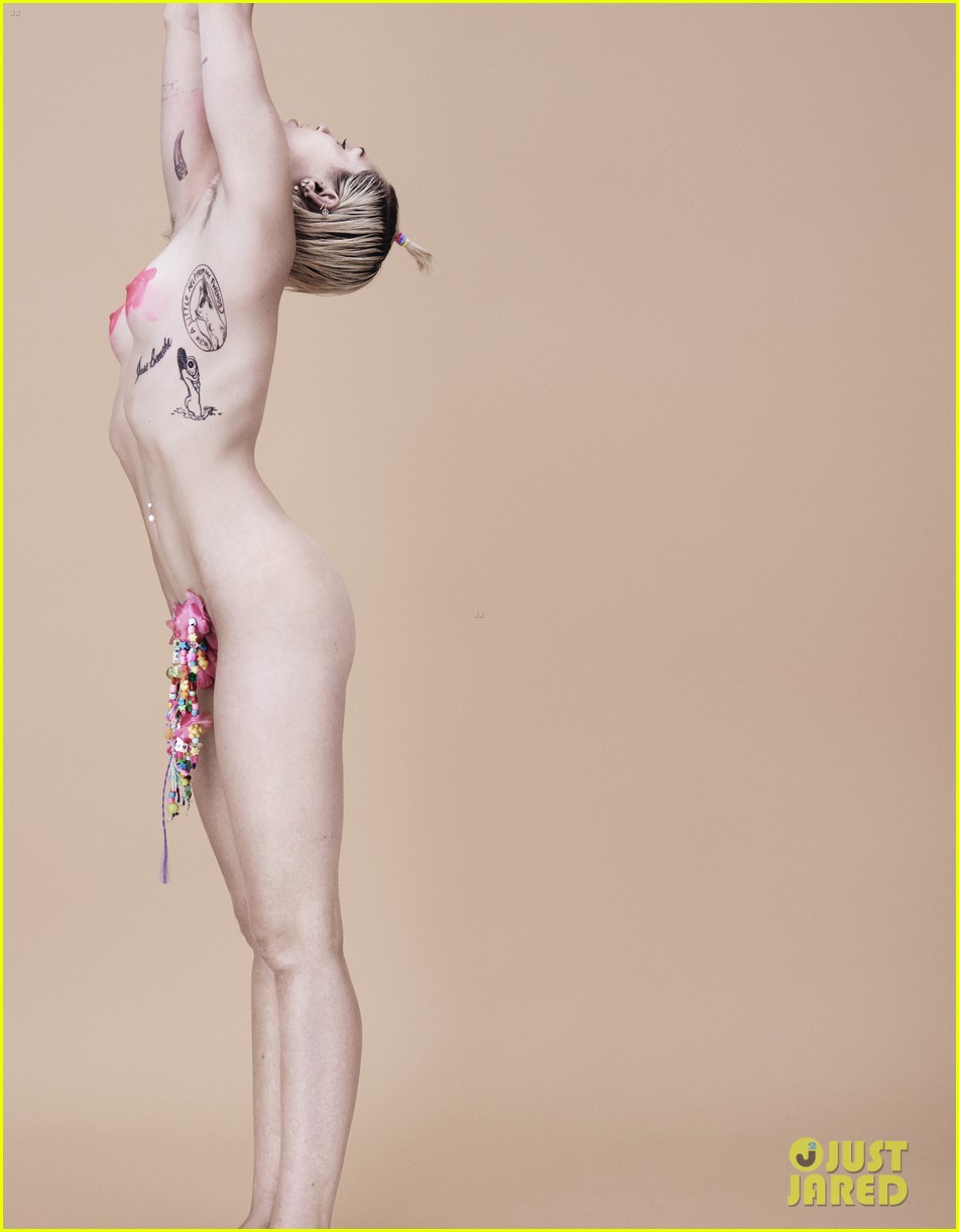 La cochina de Miley Cyrus posa para PAPER MAGAZINE. Miley-cyrus-completely-naked-paper-magazine-08